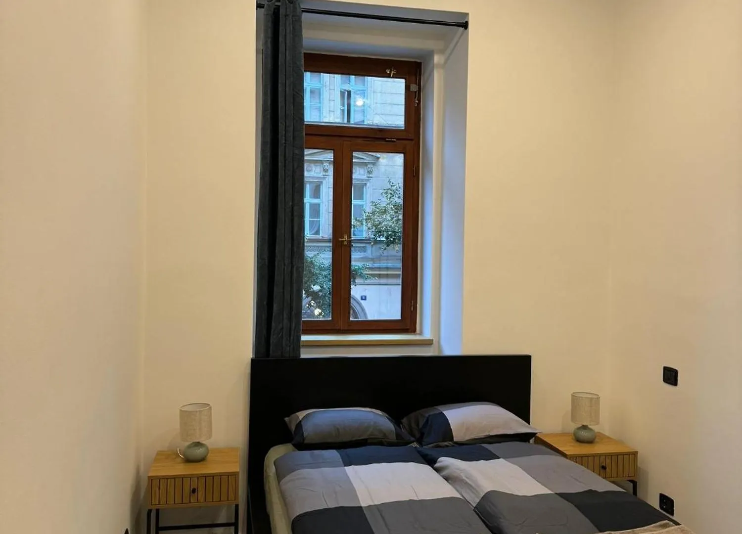 Cool Vitkova Apartment With Balcony Praga
