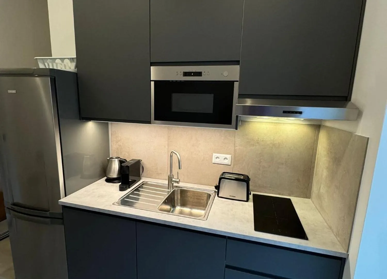 Cool Vitkova Apartment With Balcony Praga