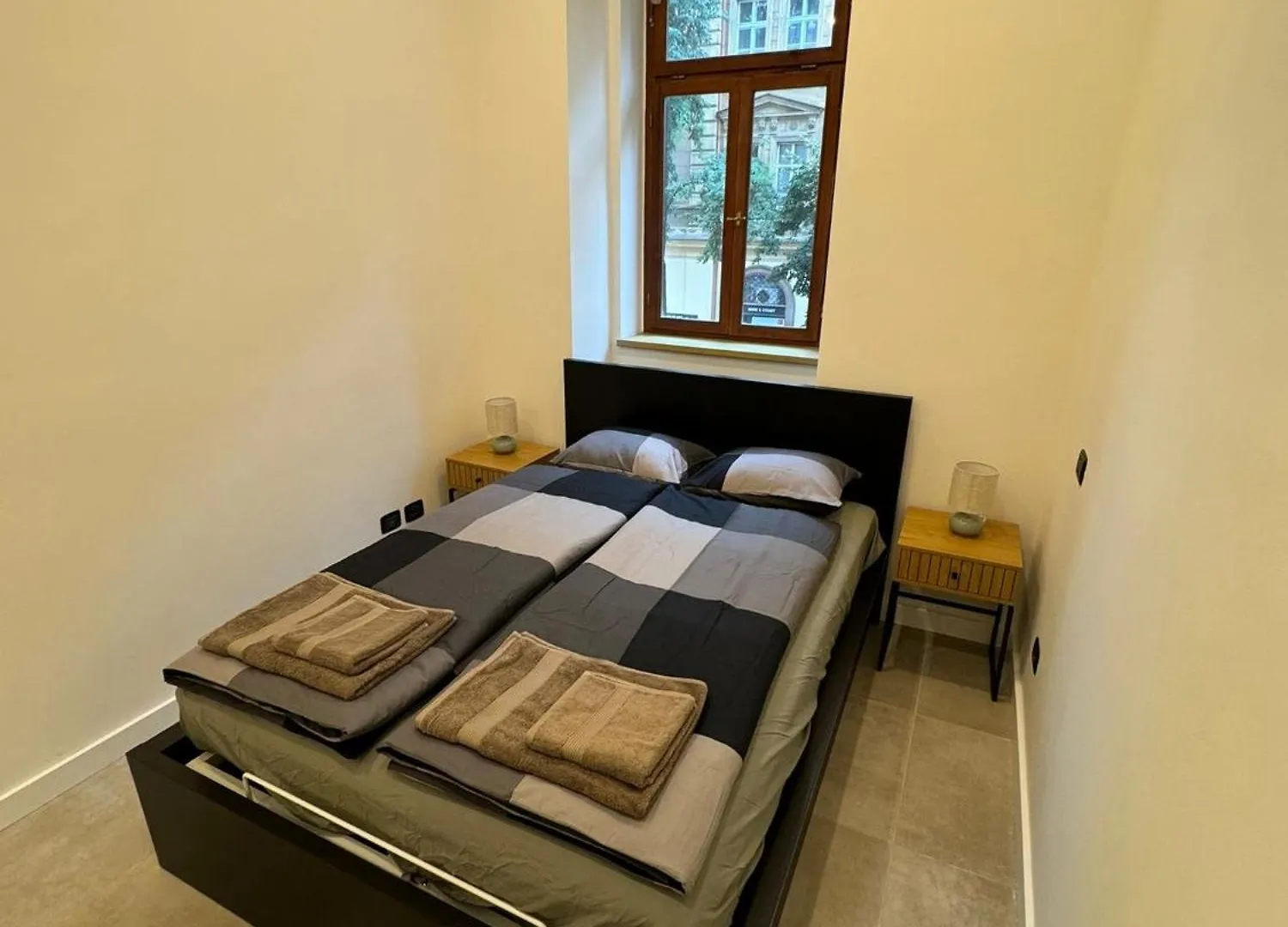 Cool Vitkova Apartment With Balcony Praga